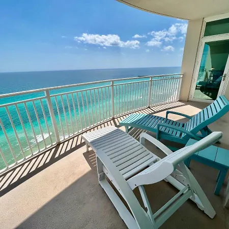 Aqua Resort: Beachfront 3-Bedroom Condo with Beach Chairs